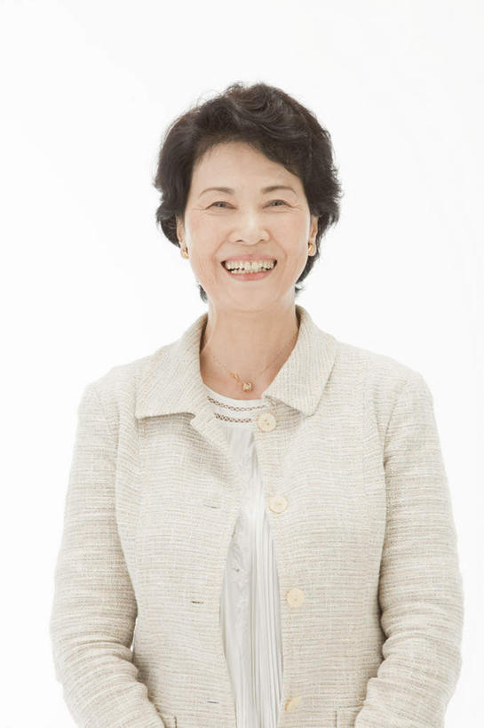 东方人,一个人,站,握手,笑,微笑,露齿笑,竖图,室内,白天,白色背景,正面,亚洲,仅一个女性,仅一个人,握,休闲装,黄种人,站着,仅一个中年女性,休闲,休闲服,握着,摄影,影棚,女人,女性,中年女性,亚洲人,站立,半身,彩图,影棚拍摄,拍摄