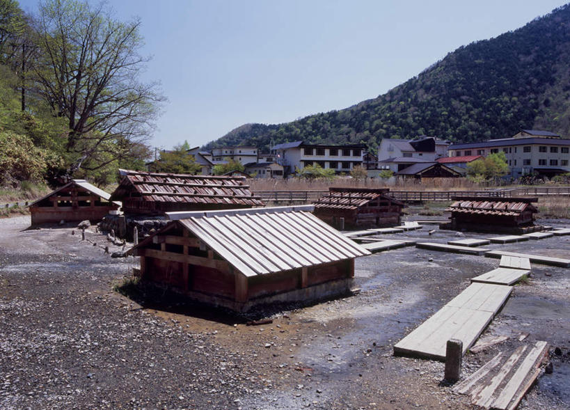无人,家,木屋,横图,室外,白天,正面,旅游,度假,美景,山,山脉,树林,植物,道路,路,日本,亚洲,许多,阴影,光线,影子,景观,山峰,小路,交通,山峦,娱乐,住宅,树,树木,排列,蓝色,绿色,蓝天,天空,阳光,自然,群山,天,享受,休闲,景色,放松,生长,成长,队列,自然风光,东亚,本州,关东地方,本州岛,日本国,栃木,栃木县,彩图,茅舍,茅屋,棚屋,小木屋,小屋