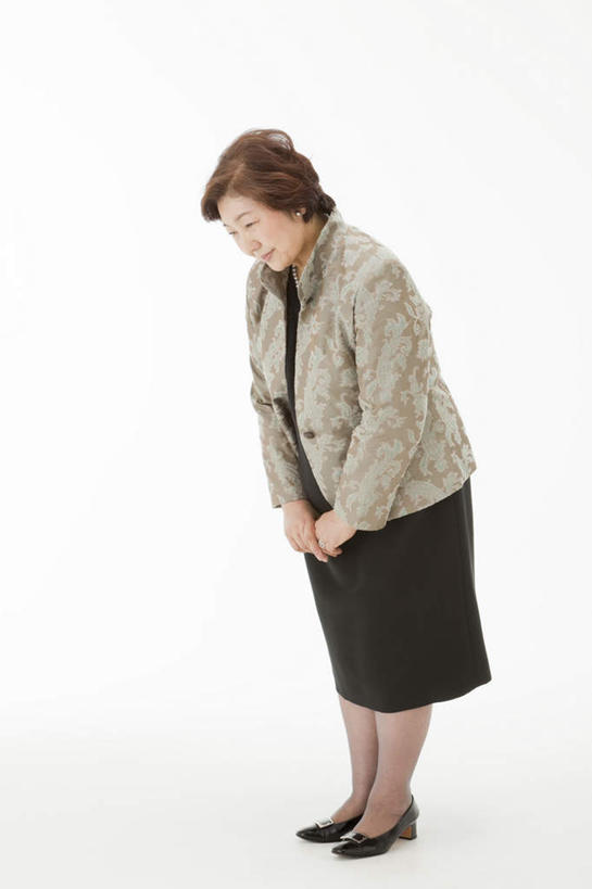 东方人,一个人,站,握手,笑,微笑,竖图,室内,白天,白色背景,侧面,裙子,亚洲,仅一个女性,仅一个人,弯腰,握,黄种人,站着,握着,摄影,仅一个老年女性,影棚,半身裙,鞠躬,老年女性,女人,女性,亚洲人,站立,彩图,全身,影棚拍摄,拍摄