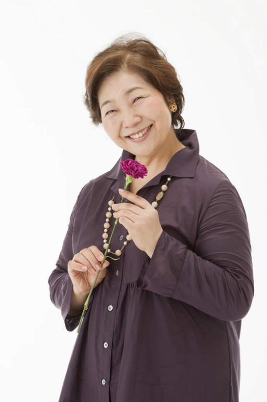 东方人,一个人,站,笑,微笑,露齿笑,竖图,室内,白天,白色背景,正面,项链,亚洲,仅一个女性,仅一个人,休闲装,黄种人,站着,休闲,休闲服,摄影,仅一个老年女性,影棚,老年女性,女人,女性,亚洲人,站立,半身,彩图,影棚拍摄,拍摄