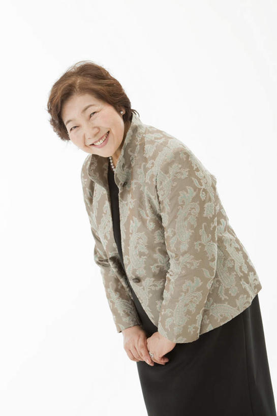 东方人,一个人,站,握手,笑,微笑,露齿笑,竖图,室内,白天,白色背景,正面,裙子,亚洲,仅一个女性,仅一个人,弯腰,握,黄种人,站着,握着,摄影,仅一个老年女性,影棚,半身裙,鞠躬,老年女性,女人,女性,亚洲人,站立,半身,彩图,影棚拍摄,拍摄