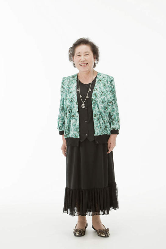 东方人,一个人,站,笑,微笑,露齿笑,竖图,室内,白天,白色背景,正面,裙子,项链,亚洲,仅一个女性,仅一个人,黄种人,站着,摄影,仅一个老年女性,影棚,半身裙,老年女性,女人,女性,亚洲人,站立,彩图,全身,影棚拍摄,拍摄