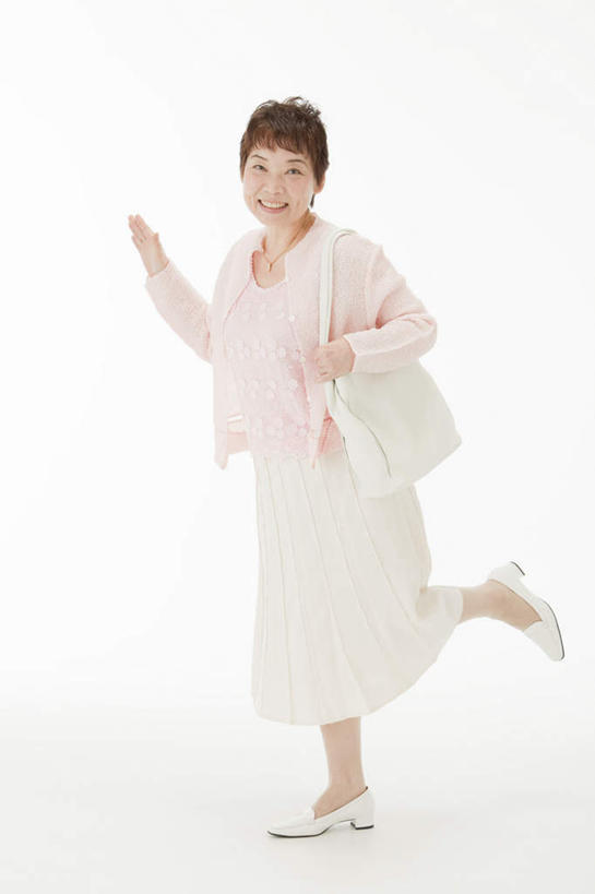 东方人,一个人,站,举,笑,微笑,露齿笑,竖图,室内,白天,白色背景,正面,裙子,亚洲,仅一个年轻女性,仅一个女性,仅一个人,包,皮包,黄种人,托,站着,抬脚,摄影,影棚,半身裙,单肩包,年轻女性,女人,女性,亚洲人,举起,举手,举着,向上举,向上伸,向上托,站立,彩图,全身,影棚拍摄,拍摄