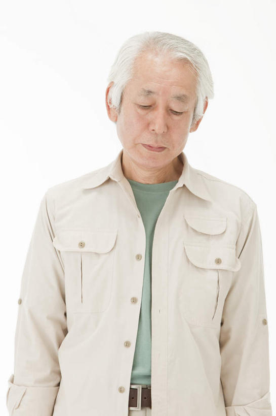 东方人,一个人,站,竖图,室内,白天,白色背景,正面,衬衫,亚洲,仅一个男性,仅一个人,休闲装,黄种人,低头,站着,仅一个老年男性,休闲,休闲服,苦恼,摄影,影棚,烦恼,老年男性,男人,男性,亚洲人,站立,半身,彩图,影棚拍摄,衬衣,拍摄