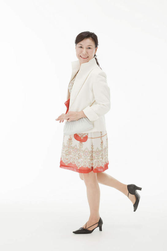 东方人,一个人,站,笑,微笑,露齿笑,竖图,室内,白天,白色背景,正面,裙子,亚洲,仅一个年轻女性,仅一个女性,仅一个人,黄种人,站着,摄影,影棚,半身裙,踮脚,年轻女性,女人,女性,亚洲人,站立,彩图,全身,影棚拍摄,拍摄