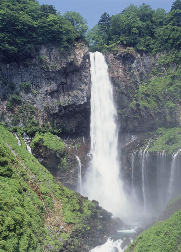 无人,竖图,室外,白天,仰视,旅游,度假,草地,草坪,石头,美景,瀑布,树林,水,植物,日本,亚洲,阴影,飞溅,溅,光线,石子,液体,影子,景观,娱乐,草,树,树木,蓝色,绿色,蓝天,天空,阳光,自然,天,享受,休闲,景色,放松,生长,成长,喷洒,自然风光,东亚,本州,关东地方,本州岛,日本国,栃木,栃木县,跌水,石块,岩石,彩图,低角度拍摄
