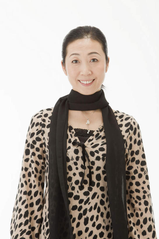 东方人,一个人,站,笑,微笑,露齿笑,竖图,室内,白天,白色背景,正面,亚洲,仅一个年轻女性,仅一个女性,仅一个人,丝巾,休闲装,黄种人,黑色,围巾,站着,休闲,休闲服,豹纹,摄影,影棚,围脖,年轻女性,女人,女性,亚洲人,站立,半身,彩图,影棚拍摄,拍摄