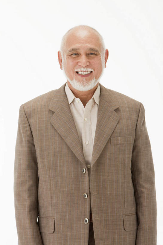 东方人,胡须,一个人,商务人士,商务男性,站,笑,微笑,露齿笑,竖图,室内,白天,白色背景,正面,衬衫,亚洲,仅一个男性,仅一个人,套装,黄种人,站着,仅一个老年男性,摄影,影棚,商务装,工薪阶层,老年男性,男人,男性,亚洲人,胡子,络腮胡,白领,上班族,站立,半身,彩图,影棚拍摄,衬衣,拍摄