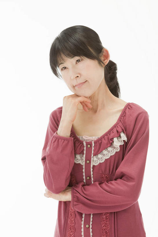 东方人,一个人,站,竖图,室内,白天,白色背景,正面,亚洲,仅一个年轻女性,仅一个女性,仅一个人,撑,托腮,休闲装,黄种人,托,站着,休闲,思考,休闲服,摄影,影棚,托下巴,年轻女性,女人,女性,亚洲人,站立,半身,彩图,影棚拍摄,拍摄