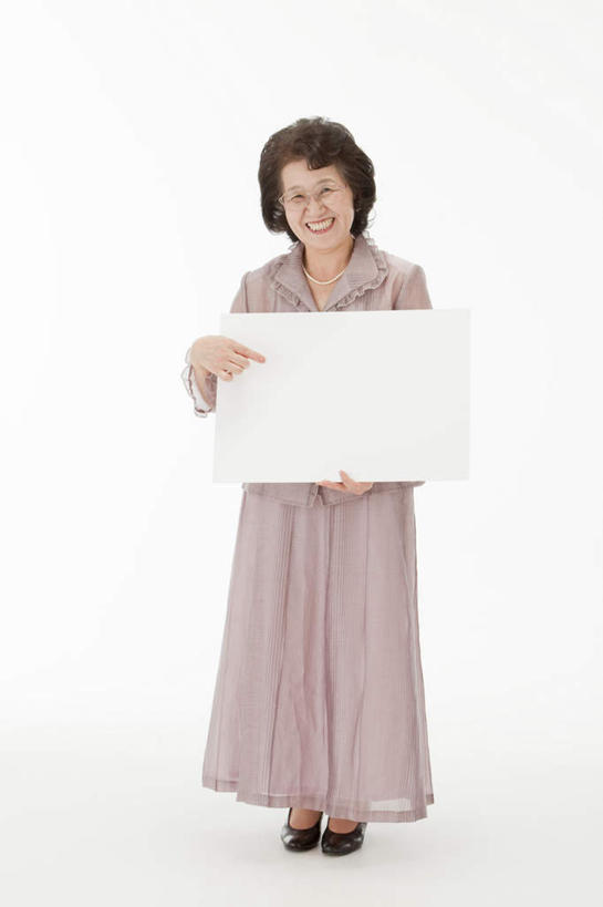 东方人,一个人,站,捧,笑,微笑,露齿笑,竖图,室内,白天,白色背景,正面,亚洲,仅一个女性,仅一个人,黄种人,白板,站着,摄影,仅一个老年女性,影棚,记录板,记事板,老年女性,女人,女性,亚洲人,端,端着,捧着,手捧,站立,半身,彩图,影棚拍摄,拍摄