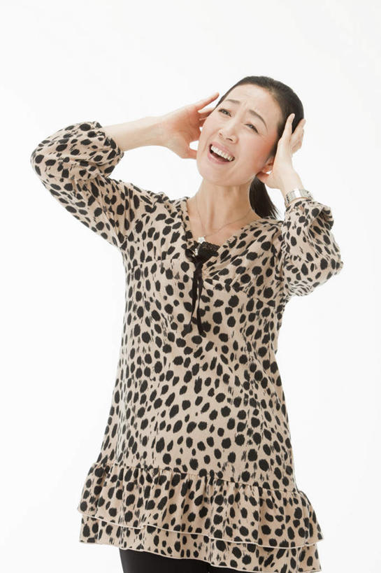 东方人,一个人,站,笑,微笑,露齿笑,竖图,室内,白天,白色背景,正面,亚洲,仅一个年轻女性,仅一个女性,仅一个人,休闲装,黄种人,站着,张嘴,休闲,休闲服,捂,豹纹,摄影,影棚,双手抱头,张大嘴巴,年轻女性,女人,女性,亚洲人,张开嘴,站立,半身,彩图,影棚拍摄,拍摄