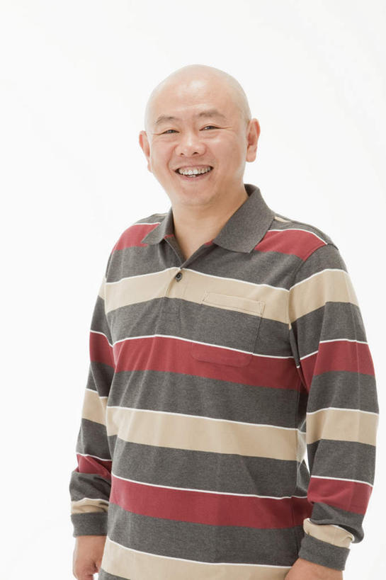 东方人,一个人,站,笑,微笑,露齿笑,竖图,室内,白天,白色背景,正面,亚洲,仅一个男性,仅一个人,条纹,休闲装,黄种人,站着,仅一个老年男性,休闲,休闲服,摄影,影棚,老年男性,男人,男性,亚洲人,站立,半身,彩图,影棚拍摄,拍摄