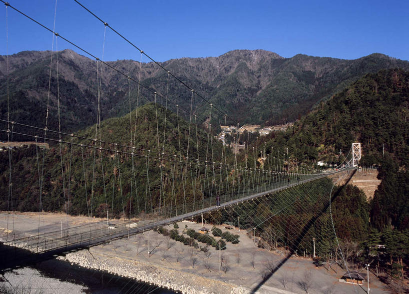 无人,栏杆,横图,俯视,室外,白天,旅游,度假,美景,山,山脉,树林,植物,奈良县,日本,亚洲,阴影,光线,影子,景观,山峰,围栏,山峦,娱乐,护栏,树,树木,蓝色,绿色,蓝天,天空,阳光,自然,群山,天,享受,休闲,景色,放松,吊桥,生长,成长,自然风光,东亚,本州,本州岛,日本国,近畿地方,奈良,近畿,彩图,高角度拍摄