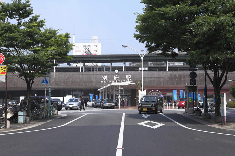 无人,家,横图,室外,白天,正面,旅游,度假,植物,道路,路,路灯,公路,汽车,大分县,日本,亚洲,阴影,光线,影子,房屋,屋子,桥,灯光,分界线,停车线,交通,娱乐,楼房,住宅,栈桥,车,灯,树,树木,蓝色,绿色,蓝天,天空,阳光,自然,交通工具,轿车,天,行驶,享受,休闲,放松,生长,成长,人行桥,车行道,车行道分界线,照明设备,标线,东亚,车行线,日本国,九州本岛,九州,九州岛,九州地方,大分,马路,彩图,房子