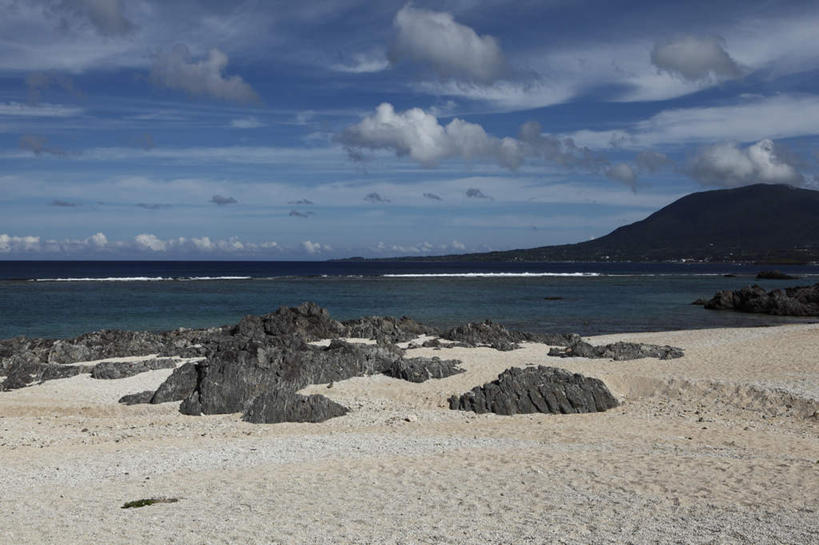 无人,横图,室外,白天,正面,旅游,度假,海浪,海洋,美景,沙滩,山,鹿儿岛,日本,亚洲,阴影,光线,沙子,影子,海岸,景观,浪花,山峰,云,云朵,沙地,山峦,云彩,娱乐,蓝色,白云,蓝天,天空,阳光,自然,海水,天,享受,休闲,景色,放松,自然风光,海景,东亚,日本国,九州本岛,九州,九州岛,九州地方,鹿儿岛县,大海,风浪,海,海水的波动,海滩,近岸浪,涌浪,彩图