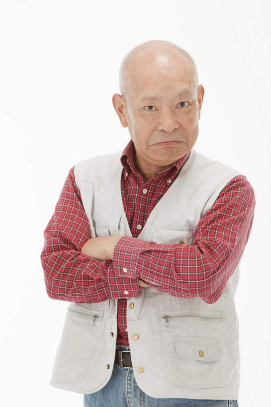 东方人,一个人,站,双手交叉,竖图,室内,白天,白色背景,正面,亚洲,仅一个男性,仅一个人,注视,休闲装,黄种人,观察,看,站着,仅一个老年男性,休闲,休闲服,摄影,影棚,观看,察看,双手抱胸,关注,老年男性,男人,男性,亚洲人,站立,半身,彩图,影棚拍摄,拍摄