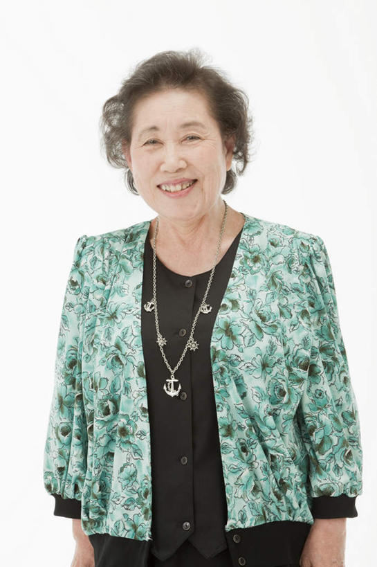 东方人,一个人,站,笑,微笑,露齿笑,竖图,室内,白天,白色背景,正面,项链,亚洲,仅一个女性,仅一个人,休闲装,黄种人,绿色,站着,休闲,休闲服,摄影,仅一个老年女性,影棚,老年女性,女人,女性,亚洲人,站立,半身,彩图,影棚拍摄,拍摄