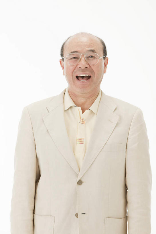 东方人,一个人,站,笑,微笑,露齿笑,竖图,室内,白天,白色背景,正面,衬衫,西装,亚洲,仅一个男性,仅一个人,正装,黄种人,站着,张嘴,仅一个老年男性,摄影,影棚,张大嘴巴,老年男性,男人,男性,亚洲人,张开嘴,站立,半身,彩图,影棚拍摄,衬衣,拍摄
