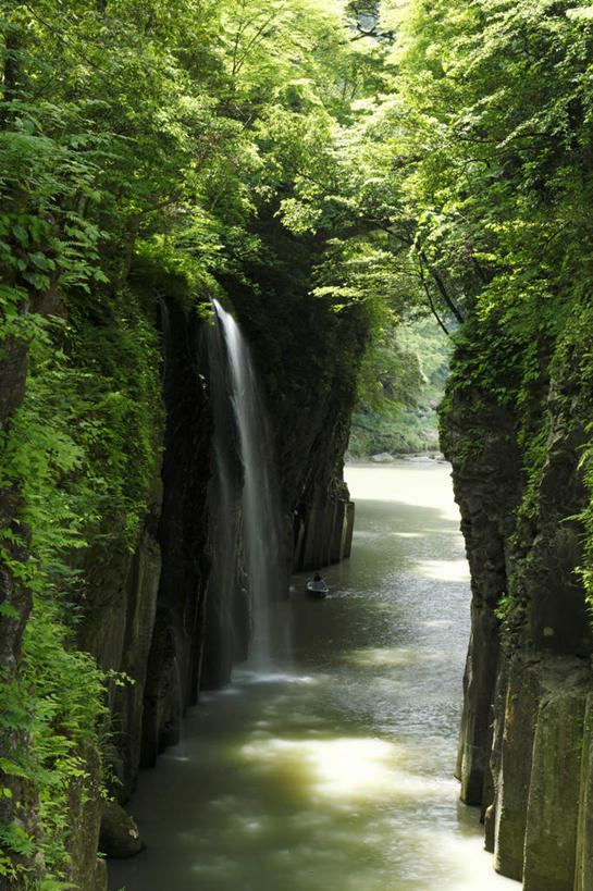 无人,竖图,室外,白天,正面,旅游,度假,河流,石头,美景,瀑布,树林,水,植物,日本,亚洲,阴影,飞溅,溅,光线,石子,液体,影子,河水,景观,水流,娱乐,树,树木,绿色,阳光,自然,享受,休闲,石壁,景色,放松,生长,成长,喷洒,自然风光,东亚,日本国,九州本岛,九州,九州岛,九州地方,宫崎,宫崎县,跌水,石块,岩石,彩图