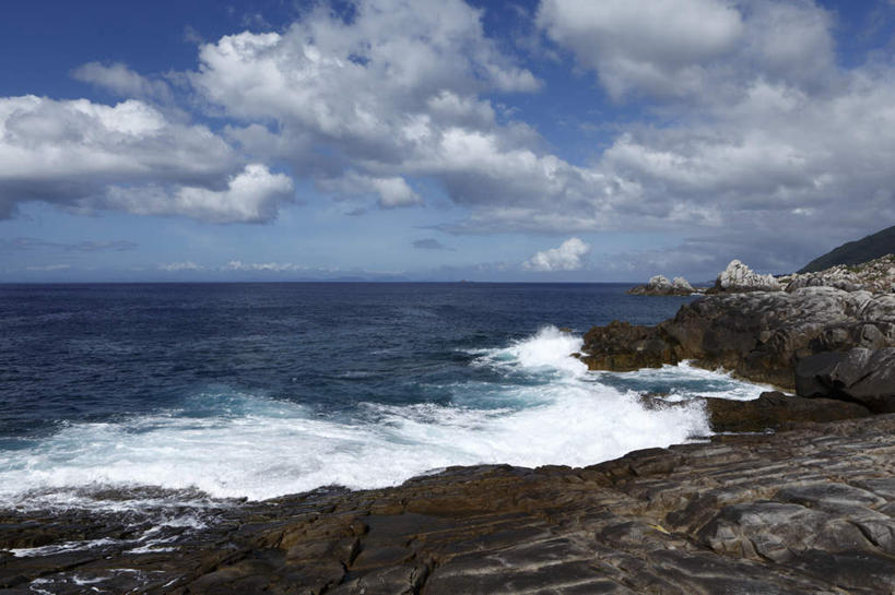 无人,横图,室外,白天,正面,旅游,度假,海浪,海洋,礁石,石头,美景,鹿儿岛,日本,亚洲,阴影,光线,石子,影子,景观,浪花,云,云朵,云彩,娱乐,蓝色,白云,蓝天,天空,阳光,自然,海水,天,享受,休闲,景色,放松,自然风光,海景,东亚,日本国,九州本岛,九州,九州岛,九州地方,鹿儿岛县,大海,风浪,海,海水的波动,礁,近岸浪,石块,岩石,涌浪,彩图