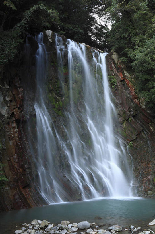 无人,竖图,室外,白天,正面,旅游,度假,湖,湖泊,美景,瀑布,水,鹿儿岛,日本,亚洲,阴影,飞溅,溅,光线,液体,影子,湖面,景观,水流,水面,悬崖,娱乐,阳光,自然,湖水,享受,休闲,石壁,景色,放松,喷洒,自然风光,东亚,日本国,九州本岛,九州,九州岛,九州地方,鹿儿岛县,跌水,彩图