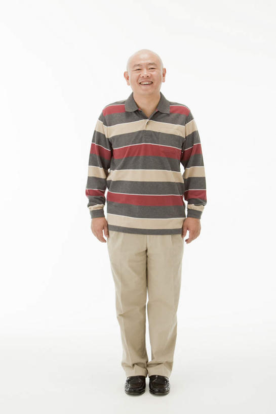 东方人,一个人,站,笑,微笑,露齿笑,竖图,室内,白天,白色背景,正面,亚洲,仅一个男性,仅一个人,条纹,注视,休闲装,黄种人,观察,看,站着,仅一个老年男性,休闲,休闲服,摄影,影棚,观看,察看,关注,老年男性,男人,男性,亚洲人,站立,彩图,全身,影棚拍摄,拍摄