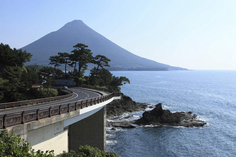 无人,栏杆,横图,室外,白天,正面,旅游,度假,礁石,石头,美景,山,树林,植物,道路,路,公路,鹿儿岛,日本,亚洲,阴影,光线,石子,影子,景观,山峰,围栏,交通,山峦,娱乐,护栏,树,树木,蓝色,绿色,蓝天,天空,阳光,自然,天,享受,休闲,景色,放松,生长,成长,自然风光,东亚,日本国,九州本岛,九州,九州岛,九州地方,鹿儿岛县,礁,石块,岩石,马路,彩图