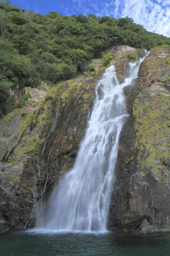 无人,竖图,室外,白天,仰视,旅游,度假,石头,美景,瀑布,山,树林,水,植物,鹿儿岛,日本,亚洲,飞溅,溅,石子,液体,景观,山峰,山峦,娱乐,树,树木,绿色,自然,享受,休闲,景色,放松,生长,成长,喷洒,自然风光,东亚,日本国,九州本岛,九州,九州岛,九州地方,鹿儿岛县,跌水,石块,岩石,彩图,低角度拍摄