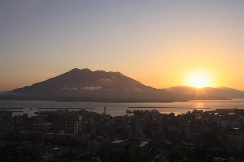 无人,家,横图,室外,白天,正面,旅游,度假,日出,海浪,海洋,美景,山,山脉,太阳,鹿儿岛,日本,亚洲,许多,阴影,光线,影子,房屋,屋子,景观,浪花,山峰,朝霞,晨曦,黎明,山峦,娱乐,楼房,住宅,蓝色,蓝天,天空,阳光,自然,海水,群山,天,享受,休闲,景色,放松,自然风光,海景,东亚,日本国,九州本岛,九州,九州岛,九州地方,鹿儿岛县,大海,风浪,海,海水的波动,近岸浪,涌浪,朝阳,彩图,破晓,房子