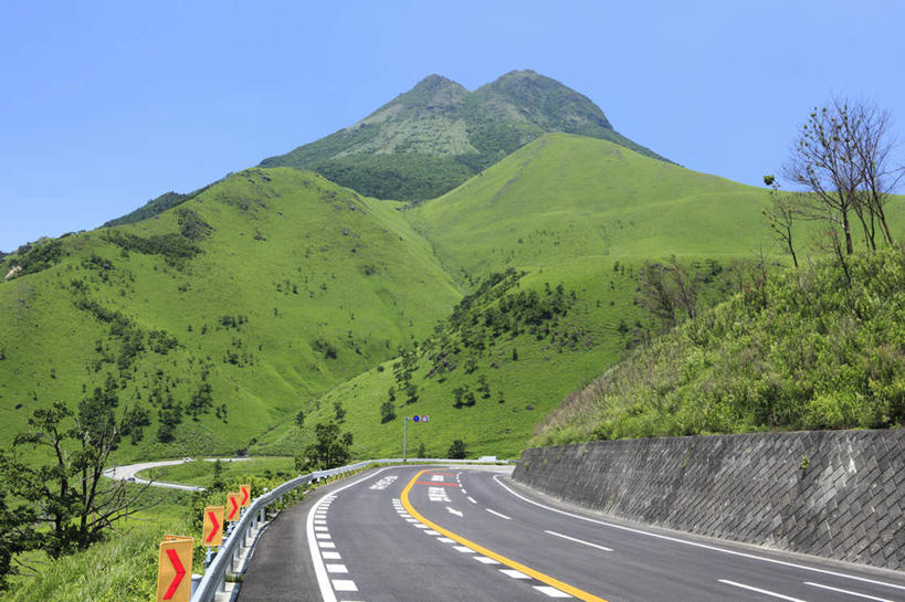无人,横图,室外,白天,正面,旅游,度假,草地,草坪,美景,山,山脉,植物,道路,路,公路,大分县,日本,亚洲,阴影,光线,影子,景观,山峰,分界线,停车线,交通,山峦,娱乐,草,树,树木,蓝色,绿色,蓝天,天空,阳光,自然,群山,天,享受,休闲,景色,放松,生长,成长,车行道,车行道分界线,自然风光,标线,东亚,车行线,日本国,九州本岛,九州,九州岛,九州地方,大分,马路,彩图