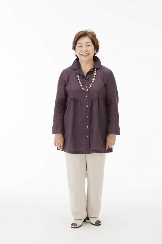 东方人,一个人,站,笑,微笑,露齿笑,竖图,室内,白天,白色背景,正面,项链,亚洲,仅一个女性,仅一个人,注视,休闲装,黄种人,观察,看,站着,仅一个中年女性,休闲,休闲服,摄影,影棚,观看,察看,关注,女人,女性,中年女性,亚洲人,站立,彩图,全身,影棚拍摄,拍摄