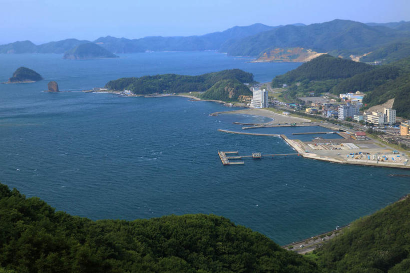 无人,横图,俯视,航拍,室外,白天,旅游,度假,海浪,海洋,石头,美景,山,山脉,树林,植物,日本,亚洲,阴影,光线,石子,影子,景观,浪花,山峰,山峦,娱乐,树,树木,蓝色,绿色,蓝天,天空,阳光,自然,海水,群山,天,享受,休闲,景色,放松,生长,成长,鸟瞰,自然风光,海景,东亚,本州,本州岛,日本国,青森,青森县,东北地方,大海,风浪,海,海水的波动,近岸浪,石块,岩石,涌浪,彩图,高角度拍摄