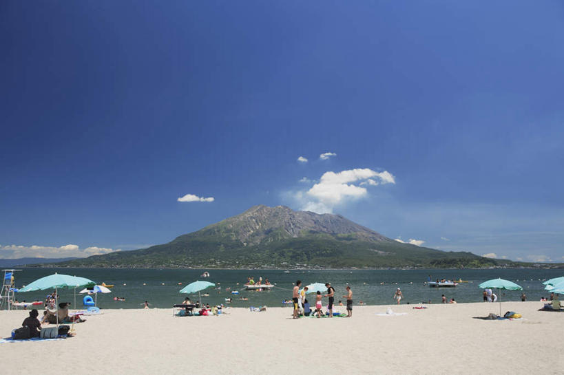 东方人,横图,室外,白天,正面,旅游,度假,海浪,海洋,美景,沙滩,山,树林,植物,鹿儿岛,日本,亚洲,阴影,光线,沙子,影子,遮阳伞,海岸,景观,浪花,山峰,云,云朵,沙地,山峦,许多人,云彩,黄种人,娱乐,树,树木,蓝色,绿色,白云,蓝天,天空,阳光,自然,海水,天,一群人,享受,休闲,景色,放松,生长,成长,自然风光,海景,东亚,日本国,九州本岛,九州,九州岛,九州地方,鹿儿岛县,男人,男性,年轻男性,年轻女性,女人,女性,亚洲人,大海,风浪,海,海水的波动,海滩,近岸浪,涌浪,彩图,全身