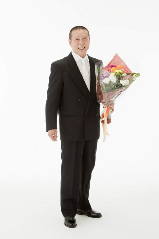 东方人,一个人,商务人士,商务男性,笑,微笑,露齿笑,竖图,室内,白天,白色背景,正面,衬衫,亚洲,仅一个男性,仅一个人,许多,套装,盛开,丝带,缎带,花蕾,黄种人,花,花瓣,花朵,鲜花,仅一个年轻男性,蝴蝶结,花苞,花蕊,一束,摄影,影棚,商务装,工薪阶层,男人,男性,年轻男性,亚洲人,白领,上班族,彩图,全身,影棚拍摄,衬衣,拍摄