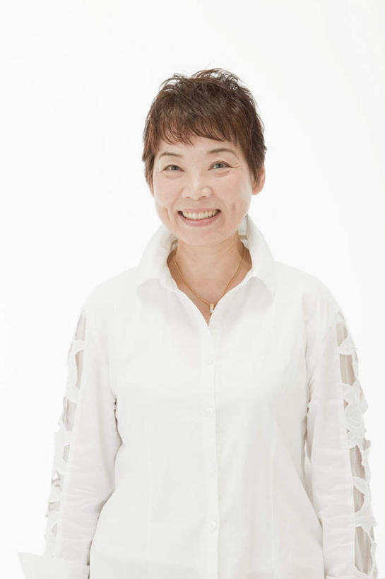 东方人,一个人,站,笑,微笑,露齿笑,竖图,室内,白天,白色背景,正面,亚洲,仅一个年轻女性,仅一个女性,仅一个人,注视,休闲装,黄种人,白色,观察,看,站着,休闲,休闲服,摄影,影棚,观看,察看,关注,年轻女性,女人,女性,亚洲人,站立,半身,彩图,影棚拍摄,拍摄,短发