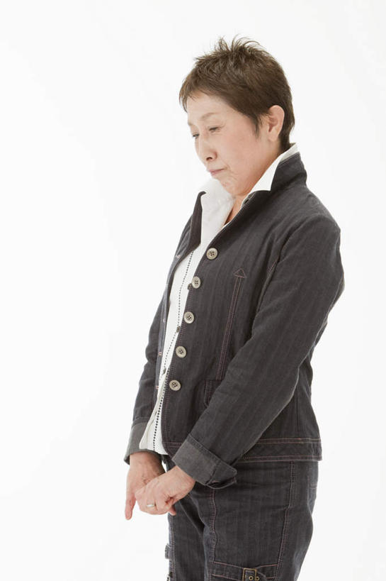 东方人,一个人,站,竖图,室内,白天,白色背景,侧面,亚洲,仅一个年轻女性,仅一个女性,仅一个人,握,休闲装,黄种人,灰色,站着,休闲,难受,休闲服,握着,摄影,影棚,悲伤,难过,年轻女性,女人,女性,亚洲人,站立,半身,彩图,影棚拍摄,拍摄,短发