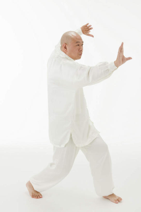 东方人,秃头,一个人,站,举,竖图,室内,白天,白色背景,正面,锻炼,运动,武术,亚洲,仅一个男性,仅一个人,注视,黄种人,白色,观察,看,托,站着,仅一个老年男性,太极拳,赤脚,姿势,摄影,影棚,观看,踮脚,察看,太极,练习,关注,袍子,体育,老年男性,男人,男性,亚洲人,光头,举起,举手,举着,向上举,向上伸,向上托,站立,彩图,全身,影棚拍摄,健身,拍摄