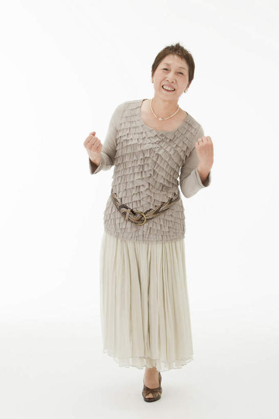 东方人,一个人,站,笑,微笑,露齿笑,竖图,室内,白天,白色背景,正面,裙子,亚洲,仅一个女性,仅一个人,握,注视,休闲装,黄种人,长裙,腰带,观察,看,握拳,站着,仅一个中年女性,休闲,休闲服,握着,摄影,影棚,观看,察看,关注,女人,女性,中年女性,亚洲人,站立,彩图,全身,影棚拍摄,拍摄,短发