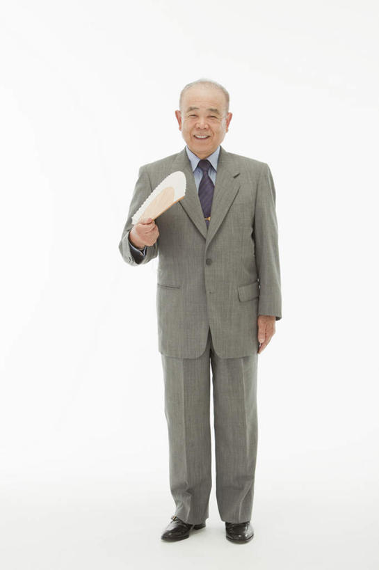 东方人,一个人,商务人士,商务男性,站,笑,微笑,露齿笑,竖图,室内,白天,白色背景,正面,衬衫,亚洲,仅一个男性,仅一个人,仅一个中年男性,握,套装,扇子,拿,拿着,注视,黄种人,观察,看,站着,握着,摄影,影棚,观看,察看,关注,商务装,工薪阶层,男人,男性,中年男性,亚洲人,白领,上班族,站立,彩图,全身,影棚拍摄,衬衣,拍摄