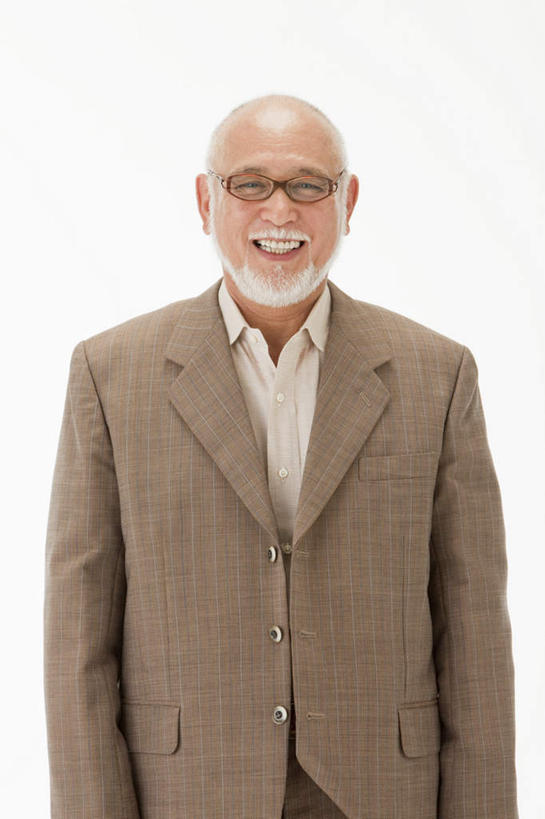 东方人,一个人,商务人士,商务男性,站,笑,微笑,露齿笑,竖图,室内,白天,白色背景,正面,衬衫,亚洲,仅一个男性,仅一个人,套装,眼镜,注视,黄种人,观察,看,站着,仅一个老年男性,摄影,影棚,观看,察看,关注,商务装,近视眼镜,工薪阶层,老年男性,男人,男性,亚洲人,白领,上班族,站立,半身,彩图,影棚拍摄,衬衣,拍摄