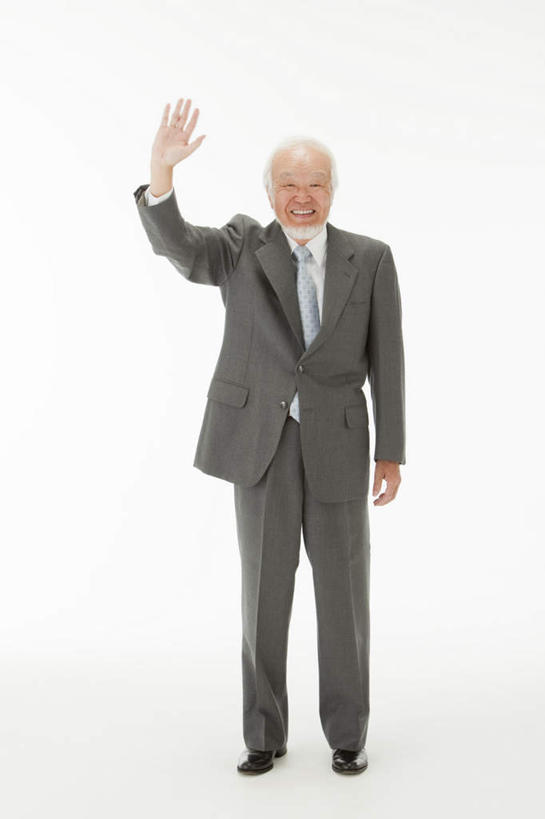 东方人,一个人,商务人士,商务男性,站,举,笑,微笑,露齿笑,竖图,室内,白天,白色背景,正面,衬衫,亚洲,仅一个男性,仅一个人,套装,挥手,注视,黄种人,观察,看,托,站着,招手,仅一个老年男性,摄影,影棚,观看,察看,关注,商务装,工薪阶层,老年男性,男人,男性,亚洲人,白领,上班族,举起,举手,举着,向上举,向上伸,向上托,站立,彩图,全身,影棚拍摄,衬衣,拍摄,五指张开
