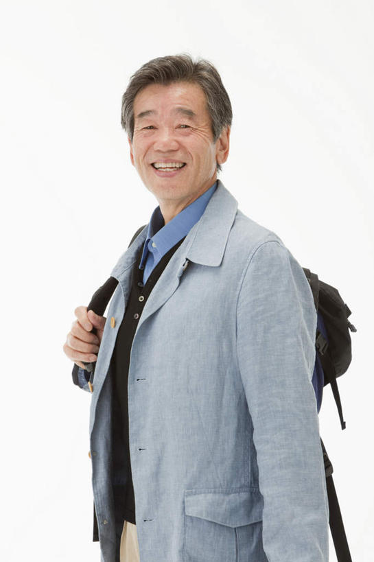 东方人,背,一个人,商务人士,商务男性,站,笑,微笑,露齿笑,竖图,室内,白天,白色背景,正面,衬衫,亚洲,仅一个男性,仅一个人,仅一个中年男性,套装,包,书包,注视,黄种人,背包,观察,看,站着,摄影,影棚,观看,察看,关注,商务装,工薪阶层,男人,男性,中年男性,亚洲人,白领,上班族,站立,半身,彩图,影棚拍摄,衬衣,拍摄,双肩包