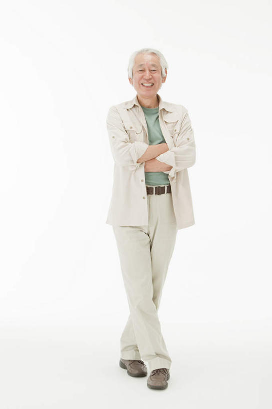 东方人,一个人,站,笑,双手交叉,微笑,露齿笑,竖图,室内,白天,白色背景,正面,衬衫,亚洲,仅一个男性,仅一个人,注视,休闲装,黄种人,观察,看,站着,仅一个老年男性,休闲,休闲服,摄影,影棚,观看,察看,双手抱胸,关注,老年男性,男人,男性,亚洲人,站立,彩图,全身,影棚拍摄,衬衣,拍摄