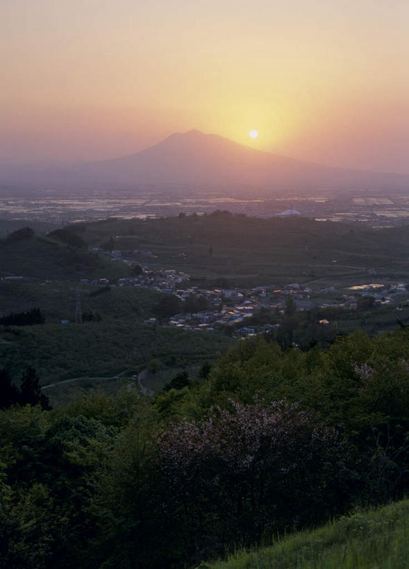 无人,竖图,俯视,航拍,室外,白天,旅游,度假,美景,日落,山,山脉,树林,植物,城市,日本,亚洲,景观,山峰,晚霞,霞光,云,云朵,山峦,云彩,娱乐,树,树木,绿色,天空,自然,黄昏,群山,天,享受,休闲,景色,彩霞,放松,生长,成长,鸟瞰,自然风光,东亚,本州,本州岛,日本国,青森,青森县,东北地方,夕阳,彩图,高角度拍摄