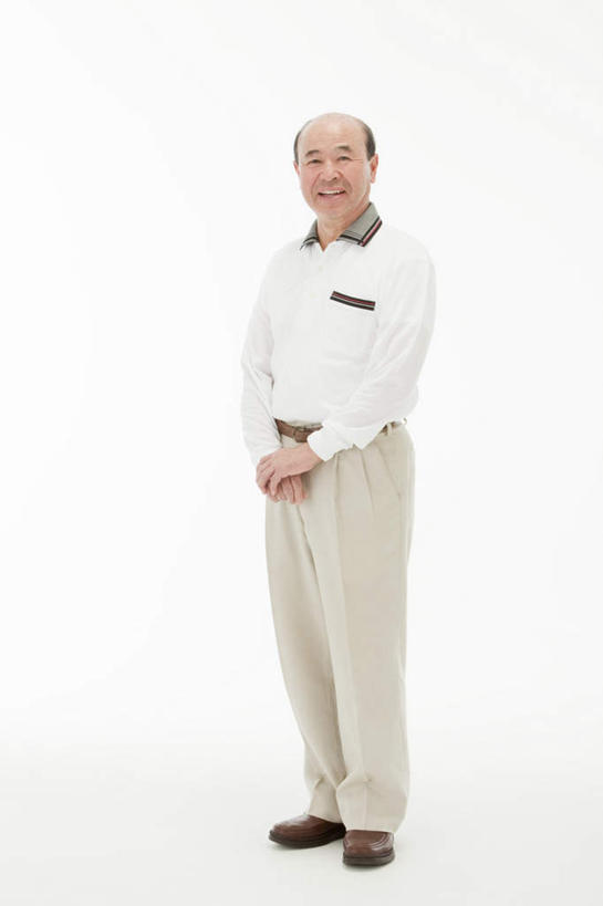 东方人,一个人,站,笑,微笑,露齿笑,竖图,室内,白天,白色背景,正面,亚洲,仅一个男性,仅一个人,注视,休闲装,黄种人,观察,看,站着,仅一个老年男性,休闲,休闲服,摄影,影棚,观看,察看,关注,老年男性,男人,男性,亚洲人,站立,彩图,全身,影棚拍摄,拍摄