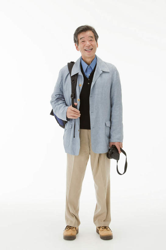 东方人,背,一个人,站,竖图,室内,白天,白色背景,正面,相机,亚洲,仅一个男性,仅一个人,仅一个中年男性,握,包,书包,拿,拿着,休闲装,黄种人,背包,站着,休闲,休闲服,握着,摄影,影棚,男人,男性,中年男性,亚洲人,照相机,站立,彩图,全身,影棚拍摄,拍摄,双肩包