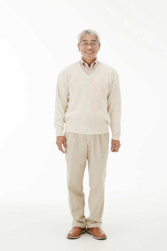 东方人,一个人,站,笑,微笑,露齿笑,竖图,室内,白天,白色背景,正面,亚洲,仅一个男性,仅一个人,眼镜,注视,休闲装,黄种人,观察,看,站着,仅一个老年男性,休闲,休闲服,摄影,影棚,观看,察看,关注,近视眼镜,老年男性,男人,男性,亚洲人,站立,彩图,全身,影棚拍摄,拍摄