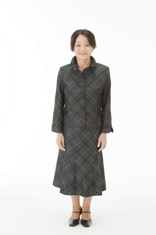 东方人,一个人,站,笑,微笑,露齿笑,竖图,室内,白天,白色背景,正面,裙子,亚洲,仅一个女性,仅一个人,连衣裙,注视,黄种人,观察,看,站着,仅一个中年女性,摄影,影棚,观看,察看,关注,女人,女性,中年女性,亚洲人,站立,彩图,全身,影棚拍摄,拍摄