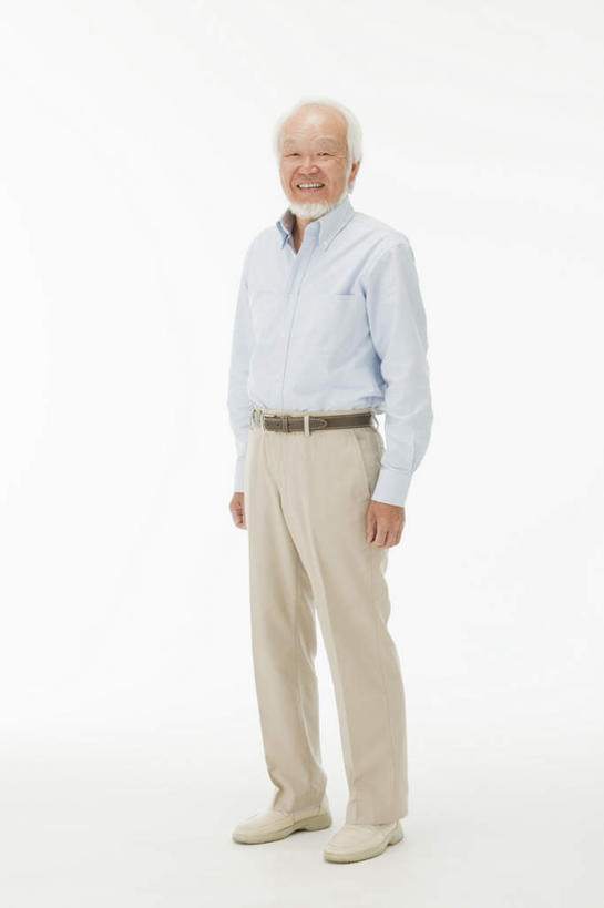东方人,一个人,站,笑,微笑,露齿笑,竖图,室内,白天,白色背景,正面,衬衫,亚洲,仅一个男性,仅一个人,眼镜,注视,黄种人,观察,看,站着,仅一个老年男性,摄影,影棚,观看,察看,关注,近视眼镜,老年男性,男人,男性,亚洲人,站立,彩图,全身,影棚拍摄,衬衣,拍摄