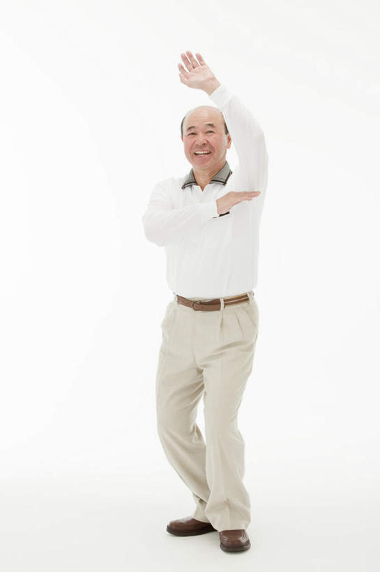 东方人,一个人,站,举,笑,微笑,露齿笑,竖图,室内,白天,白色背景,正面,衬衫,锻炼,运动,武术,亚洲,仅一个男性,仅一个人,眼镜,注视,黄种人,观察,看,托,站着,仅一个老年男性,摄影,影棚,观看,察看,关注,近视眼镜,体育,老年男性,男人,男性,亚洲人,举起,举手,举着,向上举,向上伸,向上托,站立,彩图,全身,影棚拍摄,衬衣,健身,拍摄